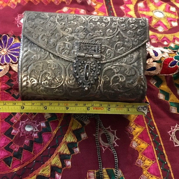 NEW “RARE” Antique silver toned purse with design - Picture 4 of 8